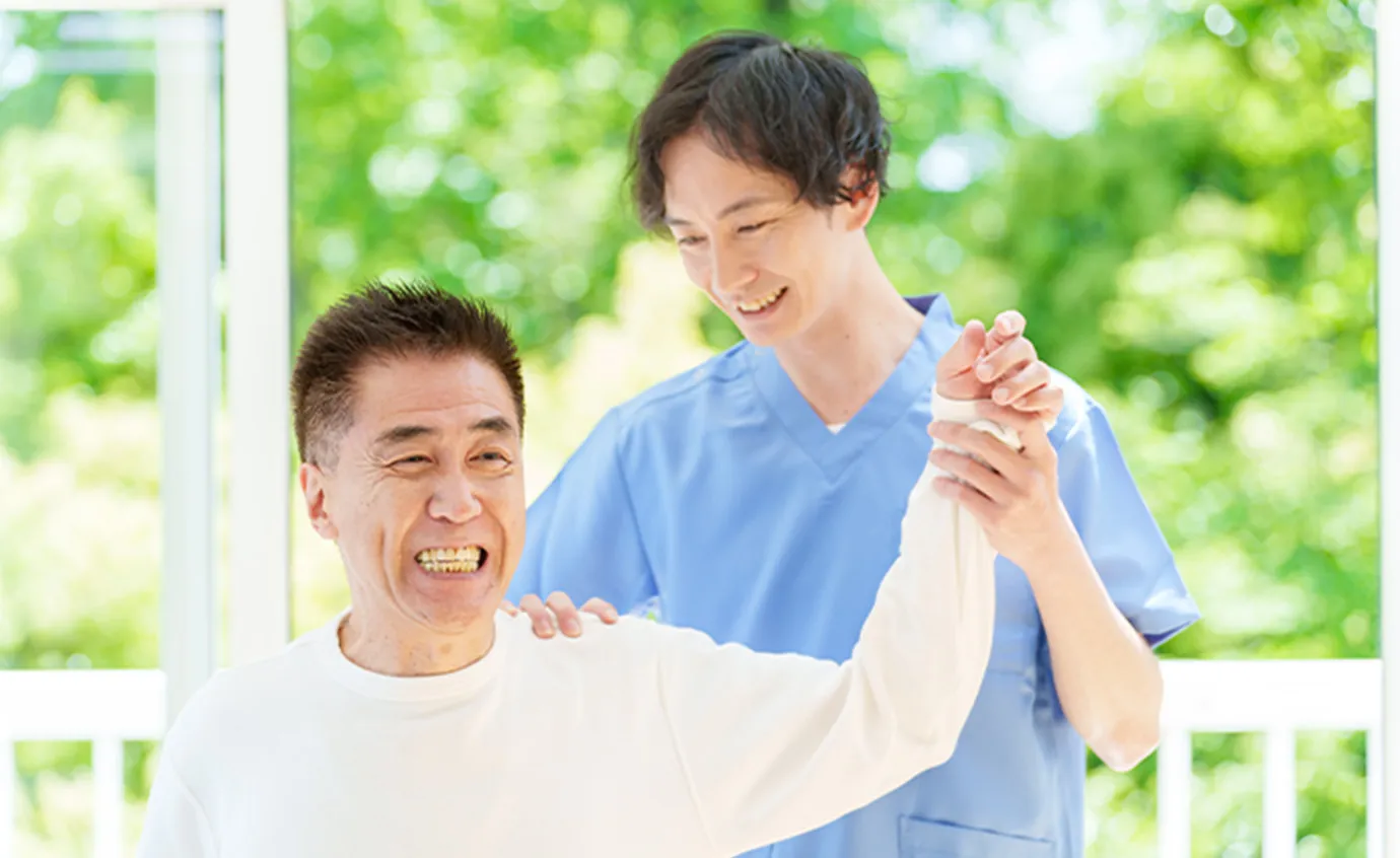 肩の動きを確認する施術の様子