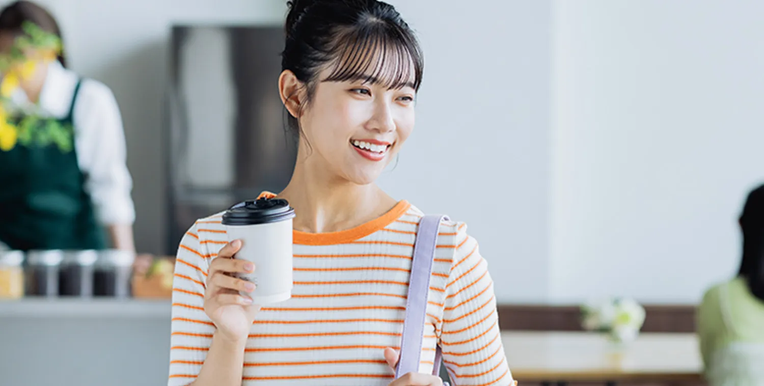 出勤前にカフェで過ごすスタッフ